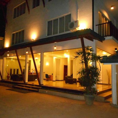 Onreech Hotel Seeduwa Exterior foto