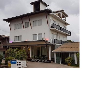 Onreech Hotel Seeduwa Exterior foto