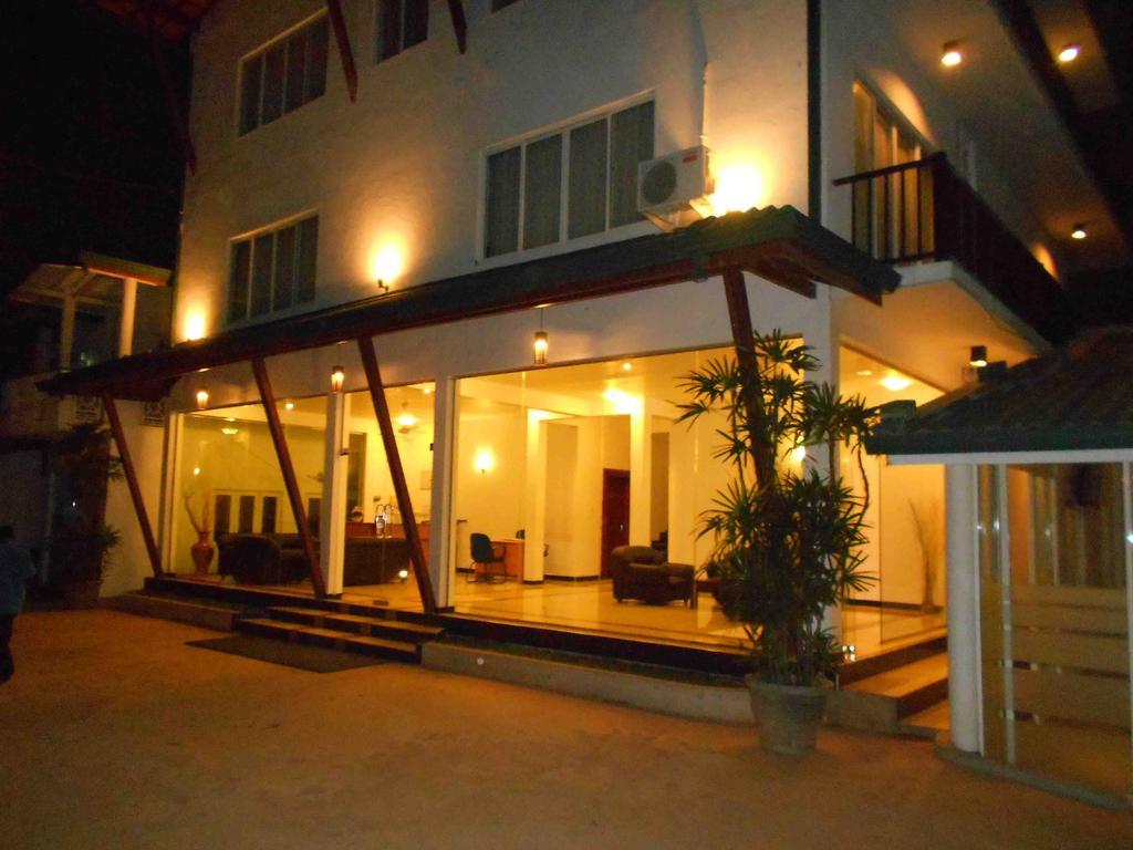 Onreech Hotel Seeduwa Exterior foto